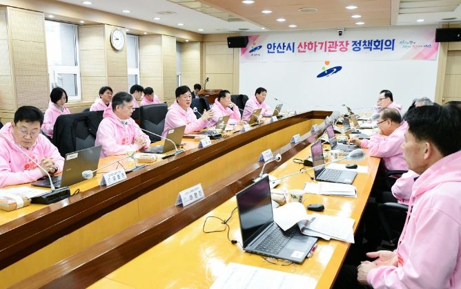 안산시는 29일 산하기관 정책회의에서 각 기관장들과 20돌을 맞은 안산국제거리극축제 홍보에 적극적으로 동참할 것을 다짐하는 시간을 가졌다.