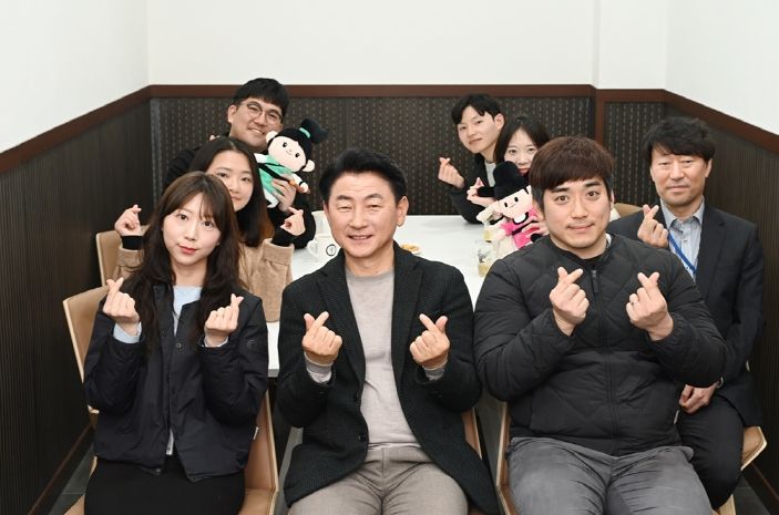 김동근 시장이 3월 4일 담당관 소속 직원들과 카페 무지개를 가진 뒤 기념촬영을 하고 있다.