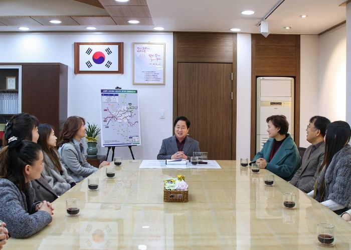 주주광덕 남양주시장은 5일 시장집무실에서 오남초등학교 학부모회로부터 교육환경 개선 지원 등 적극적인 행정을 펼쳐준 것에 대한 감사패를 받았다.