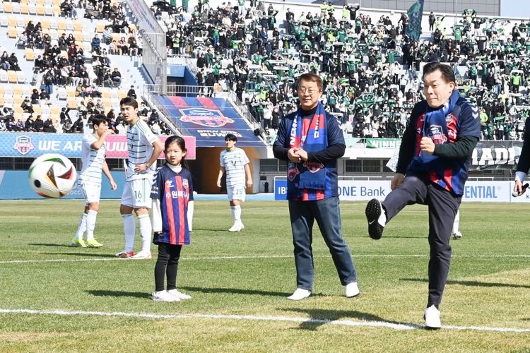 이재준 수원시장이 수원FC 홈개막전에서 시축하고 있다.