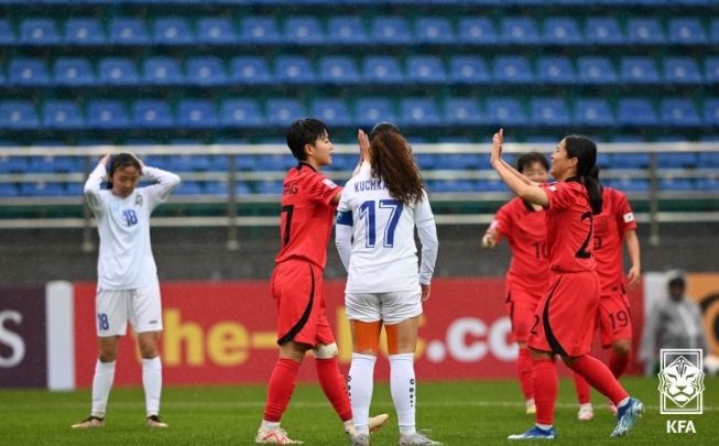 홍채빈(가운데)이 우즈베키스탄과 U-20 여자 아시안컵 조별리그 최종전에서 골을 넣은 뒤 동료와 함께 기뻐하고 있다. 홍채빈은 이날 해트트릭을 달성했다.