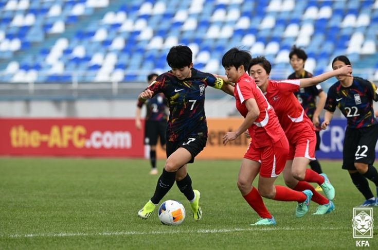 여자 U-20 대표팀이 아시안컵 준결승에서 탈락했다. 사진은 돌파를 시도하는 전유경의 모습.