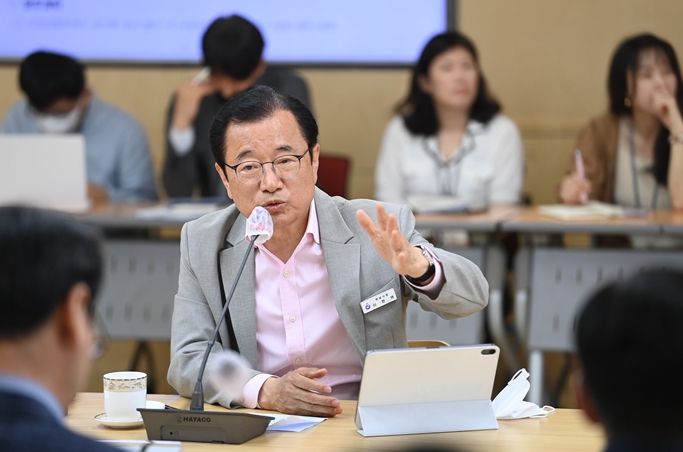 이현재 하남시장이 18일 하남시청 본관에서 열린 주간회의에서 “재정 위기에 적극 대응할 수 있도록 국·도비 확보에 선제적으로 나서고, 불필요한 예산은 최대한 절감해 줄 것”을 당부했다.