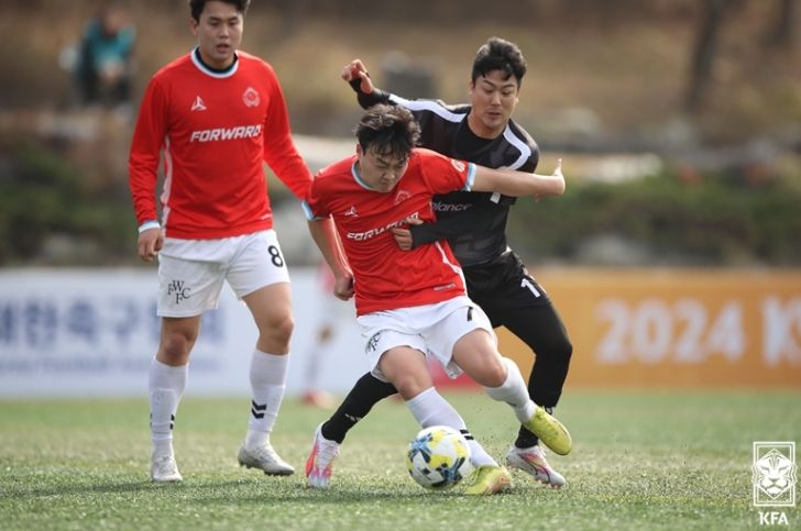 효창FC(검은색)와 포워드FC의 개막전 경기 장면.
