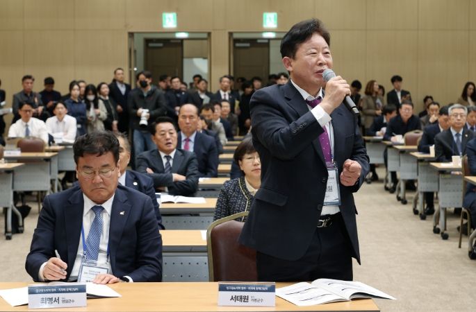 정부지자체 정책토론회 참석해 발언하는 서태원 가평군수