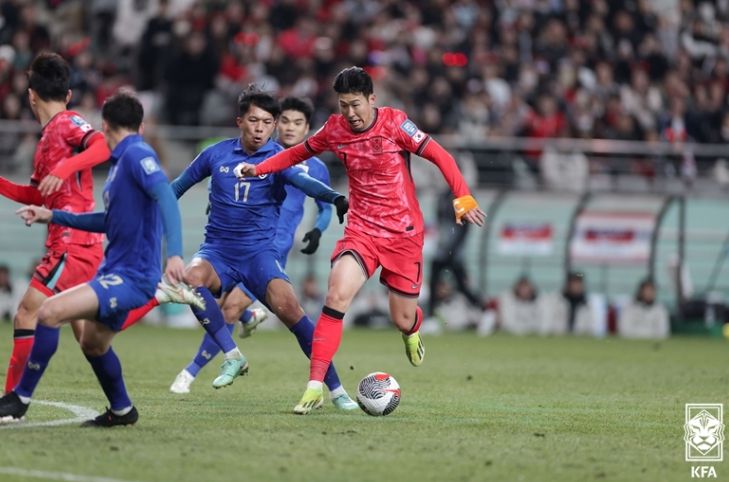 한국이 태국과 1-1 무승부를 기록했다. 사진은 태국 선수를 상대로 돌파를 시도하는 손흥민의 모습.