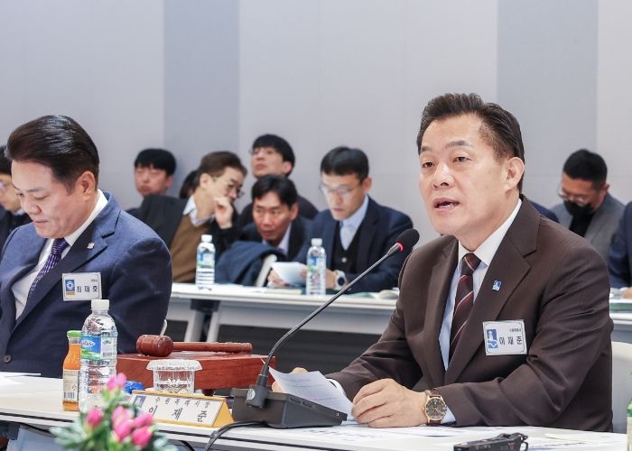 과밀억제권역 자치단체 공동대응협의회 대표회장인 이재준 수원시장이 인사말을 하고 있다.
