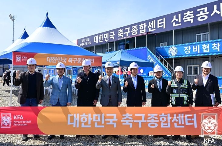 동부건설 허상희 부회장, 박상돈 천안시장, 대한축구협회 정몽규 회장, 히딩크 감독이 현장관계자들과 기념 사진을 촬영하고 있다.