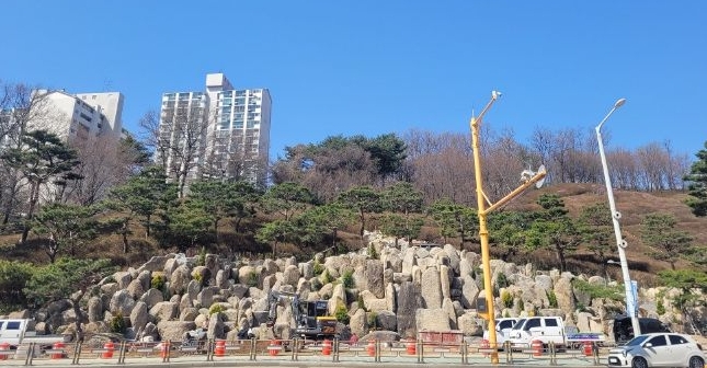철죽폭포 자연스럽게 물이 흐르는 디자인으로 바꿔