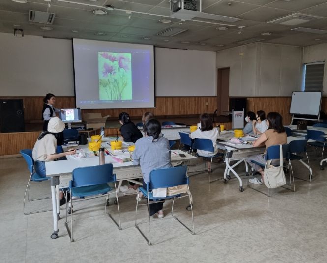 포곡도서관이 문화예술 동아리 활동 지원 사업에 선정돼 참여할 시민을 모집한다. 사진은 동아리 활동 진행 모습