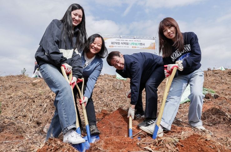 고양특례시는 지난 5일 제79회 식목일을 맞아 새내기 공무원들과 함께 새로운 고양의 희망을 심는 식목행사를 추진했다