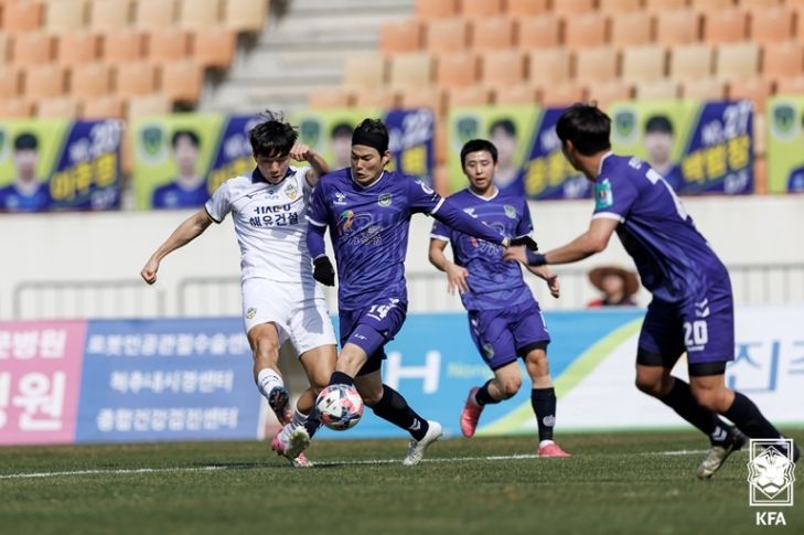 코리아컵 2라운드 진주시민축구단과 충남아산FC의 경기 장면.