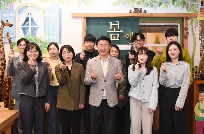 김동근 시장이 4월 17일 카페 무지개를 열고 흥선권역 직원들과 기념사진을 찍고 있다.