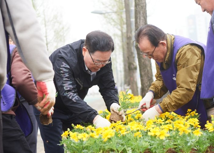 강수현 양주시장, 양주2동 사회단체 주관 ‘환경정비 및 꽃심기’행사 참석