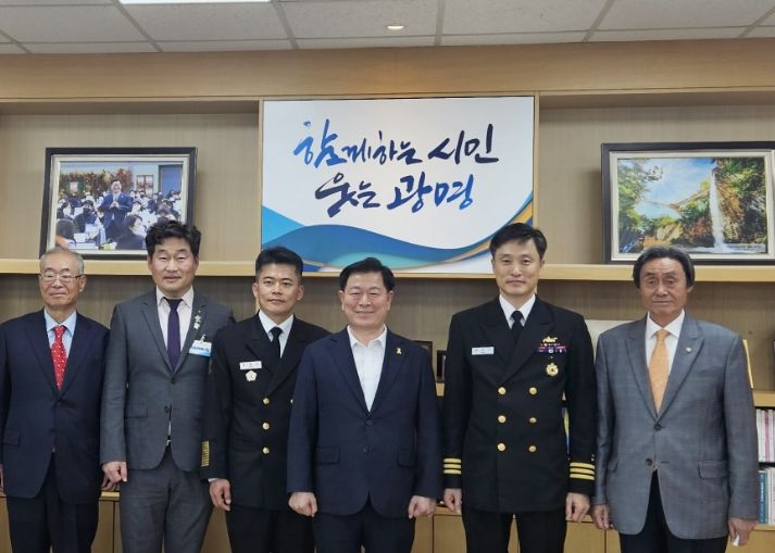 광명시는 18일 무의공 이순신의 이름을 딴 잠수함 이순신함 함장이 방문해 무의공 이순신 선양회 회원들과 만남을 가졌다고 밝혔다.j