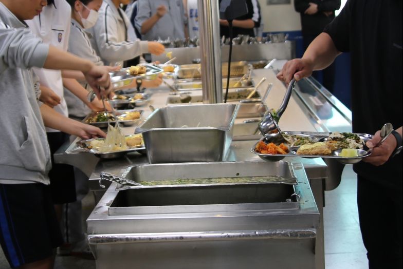 경기도 소재 학교에서 자율선택급식을 하고 있다.