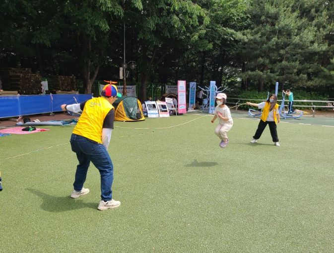 지난해 5월 성남 수진공원에서 진행한 제1회 놀잇감 만들어 놀기 팝업놀이터 때 긴줄넘기