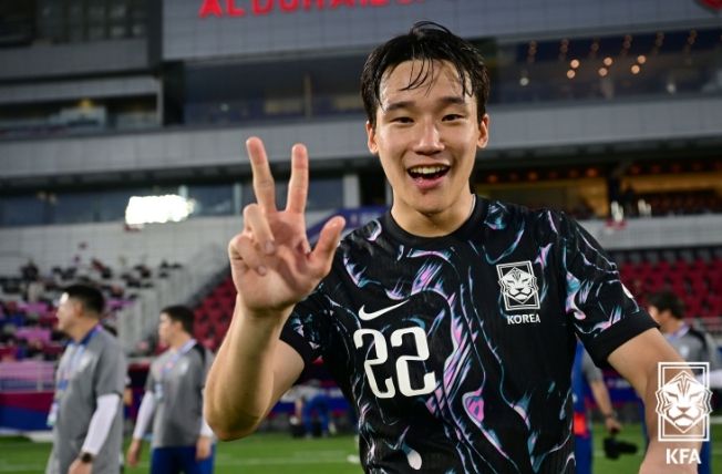 AFC U-23 아시안컵에서 3경기 연속 골도움을 기록한 이태석이 손가락 3개를 들어보이고 있다.