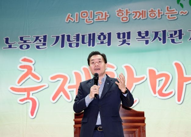 이재준 수원시장이 축사를 하고 있다.