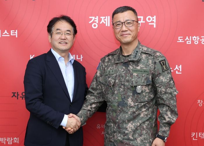 이동환 고양특례시장(좌), 주성운 제1군단장(우)