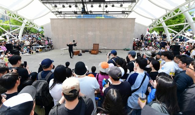 지난 4일 개막한 안산국제거리극축제 현장인 안산문화광장에서 시민들이 자유롭게 즐길 수 있는 다채로운 공연이 한창 펼쳐지고 있다