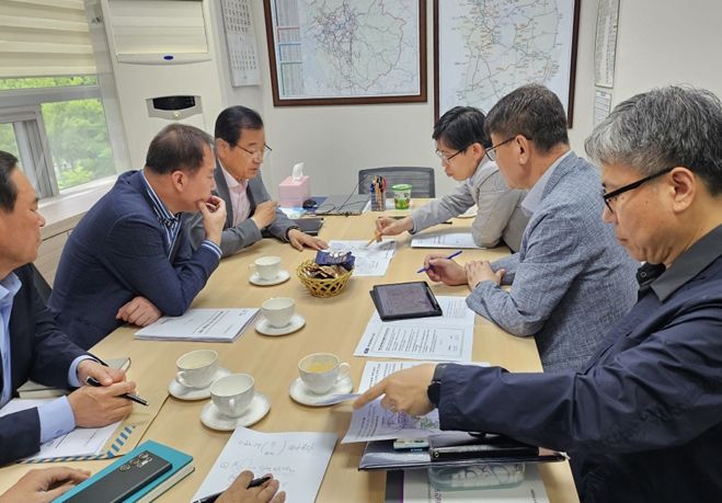 이현재 하남시장이 7일 박재영 경기도 철도항만물류국장을 만나 경기도가 진행 중인 ‘송파하남선 광역철도 타당성 평가 및 기본계획 수립용역’에 송파하남선 104정거장(가칭 신덕풍역)을 하남드림휴게소와 수직 환승연계할 수 있는 위치로 반영해달라고 건의하고 있다.