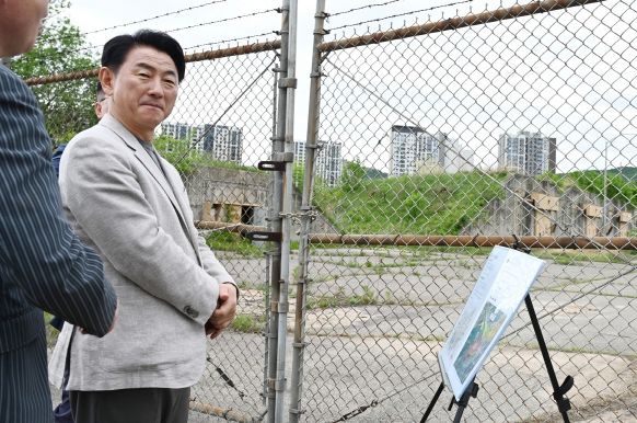 김동근 시장이 5월 7일 주한미군 관계자들과 캠프 스탠리를 방문해 현황을 파악하고 있다.