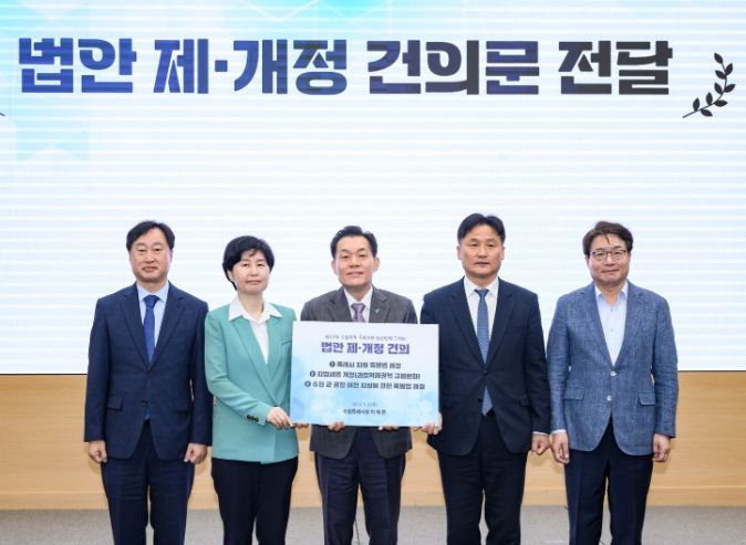 이재준 수원시장이 수원지역 국회의원 당선인들에게 법안 제·개정 건의문을 전달하고 있다.