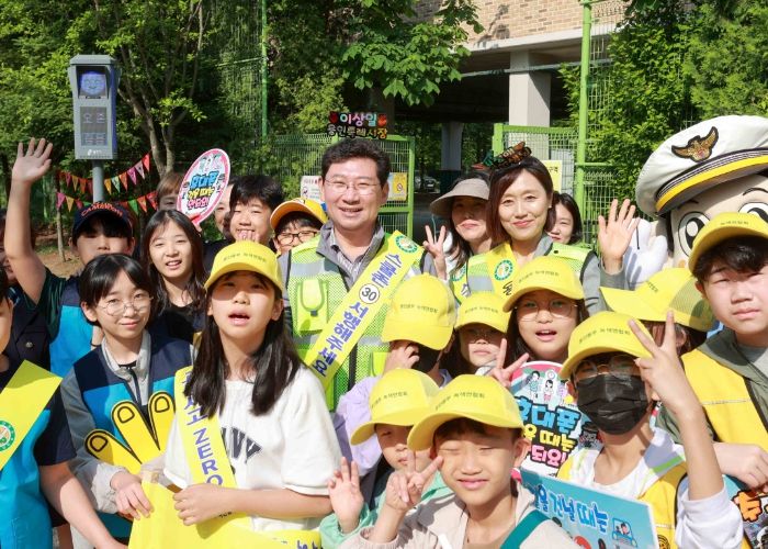 이상일 용인특례시장이 9일 용인백현초등학교 앞에서 등굣길 안전지킴이로 깜짝 등장했다.