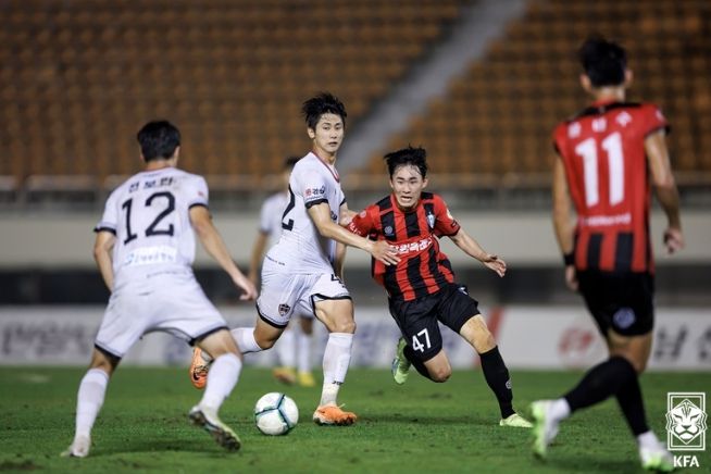 김해시청이 여주FC를 꺾고 리그 1위에 등극했다. 사진은 지난해 김해시청(흰색 유니폼)과 창원시청(현 창원FC) 간의 K3리그 경기 장면.