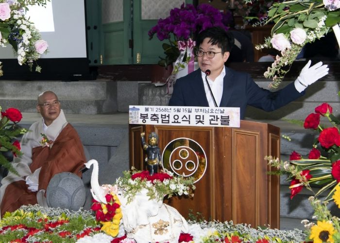 김병수 김포시장이 불기 2568년 부처님 오신 날을 맞아 지난 15일 오전 11시 김포시 용화사에서 개최된 봉축법요식에 참여했다.