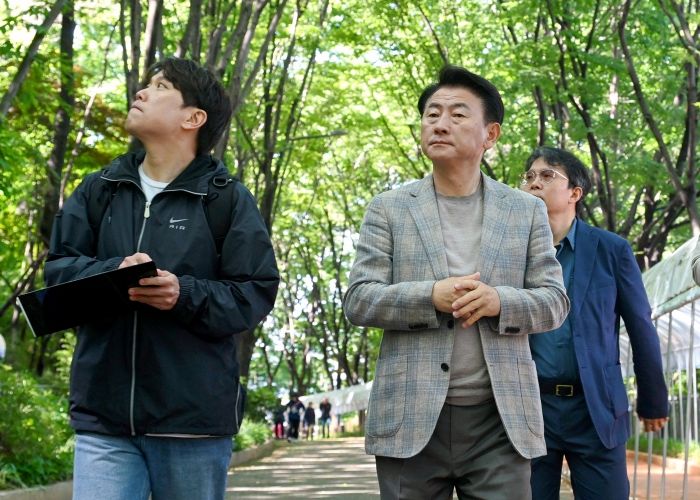 김동근 시장이 5월 16일 전국 최초의 순환형 무장애 산책로인 ‘안산 자락길’을 견학하고 있다.