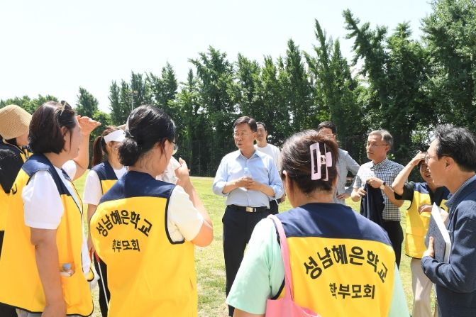 신상진 성남시장과 성남혜은학교 학부모들이 13일 단대 다목적구장 연결 통행로 개설에 관한 현장 소통 간담회 중이다