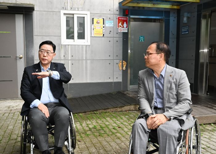 강수현 양주시장, 이동약자 편의증진을 위한 수동휠체어 체험