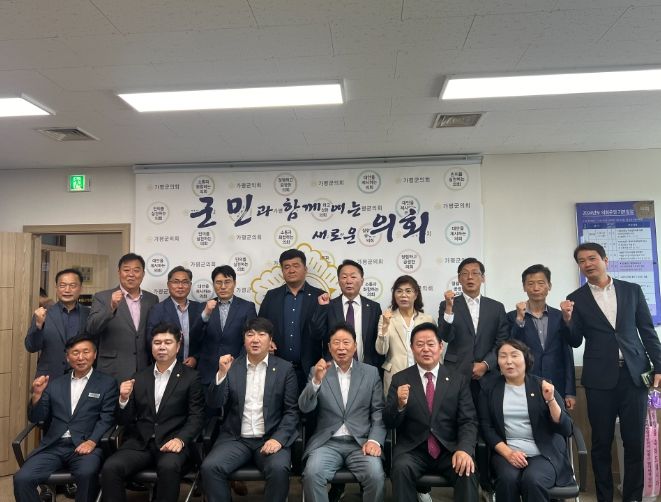 서태원 군수가 가평군의회를 방문해 김경수 군의장 등과 함께 협력을 다짐하고 있다