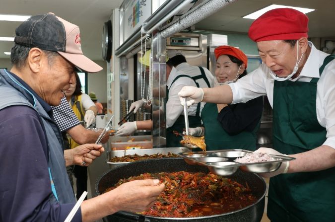 서태원 군수가 노인복지관에서 배식봉사를 하고 있다