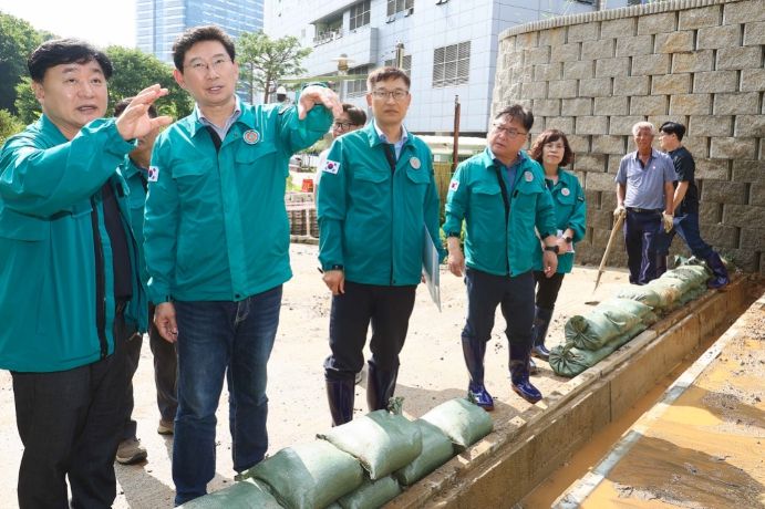 이상일 용인특례시장이 집중호우로 인해 사면이 붕괴하고 토사가 유출된 기흥구 중동 공사현장을 방문해 대책 마련을 주문하고 있다.