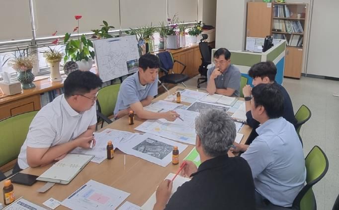 수원시가 교통개선 대책회의를 하고 있다.