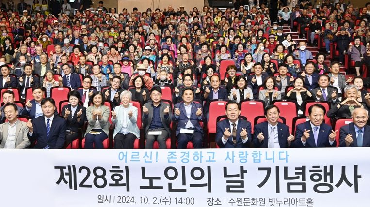 이재준 시장(앞줄 오른쪽 4번째)이 참석자들과 함께하고 있다.
