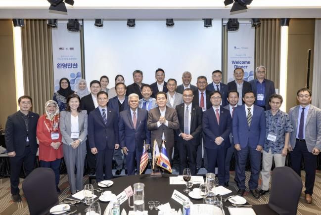 이재준 수원시장(앞줄 가운데)과 말레이시아·태국 관계자들이 함께 하고 있다.
