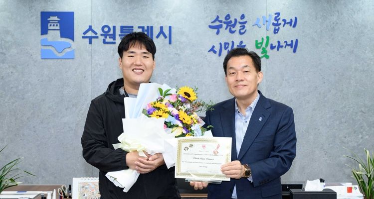전영기 작가(사진 왼쪽)와 이재준 수원특례시장(사진 오른쪽)이 기념사진을 촬영하고 있다.