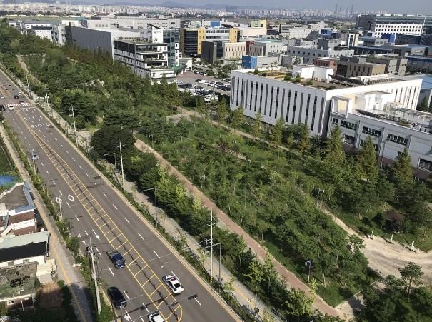 수원델타플렉스 주변에 조성된 미세먼지차단숲 전경.