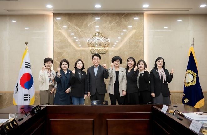 2024.11.01. 남양주시의회는 영유아 교육 보육전문가들과 간담회를 가졌다. 사진 좌측에서 네 번째 조성대 의장, 세 번째 이경숙 복지환경위원장, 두 번째 박윤옥 의원