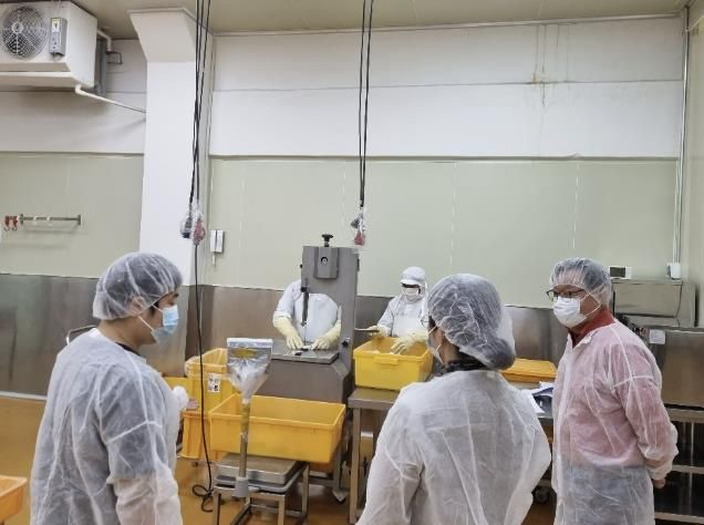 점검반이 식자재 공동구매업체 현장 점검을 하고 있다.