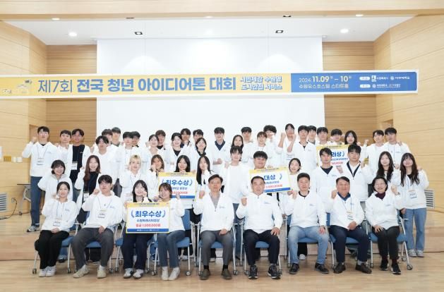 현근택 수원시 제2부시장(왼쪽 5번째부터), 이재식 수원시의회 의장이 수상자들과 기념촬영을 하고 있다.