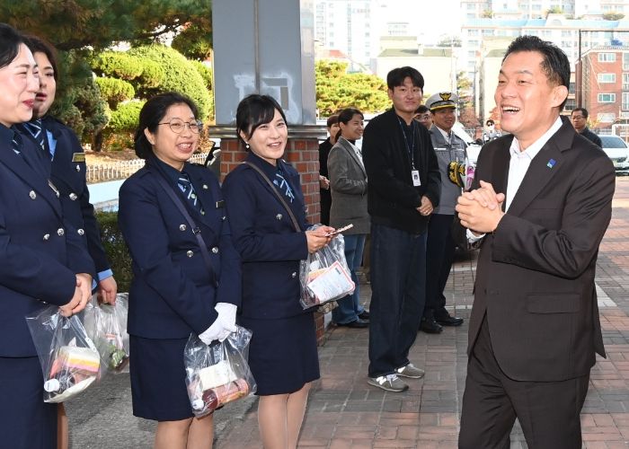 이재준 시장이 캠페인 참가자들을 격려하고 있다.