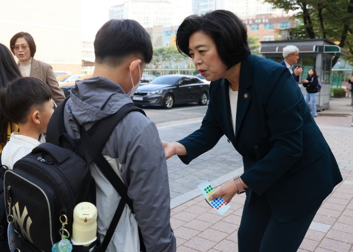 신계용 과천시장이 과천문원초등학교에서 펼쳐진 제로웨이스트 캠페인에 참여해 아이들과 소통하고 있다
