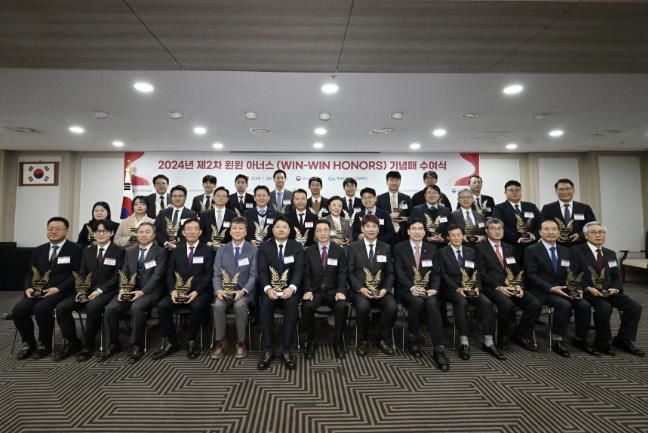 이의준 성남산업진흥원 원장(오른쪽 다섯번째) 2024년 제2차 윈윈 아너스 기념패 수여식 전체 참석자.사진=성남산업진흥원.