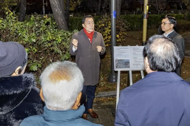 이재준 수원시장이 찾아가는 현장시장실을 열고 있다.