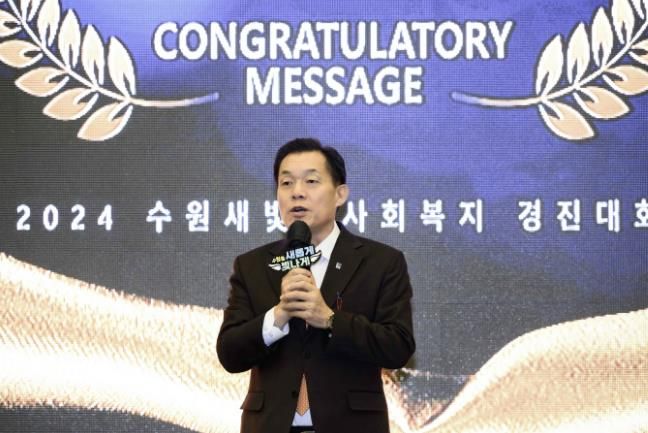 이재준 수원시장이 인사말을 하고 있다.